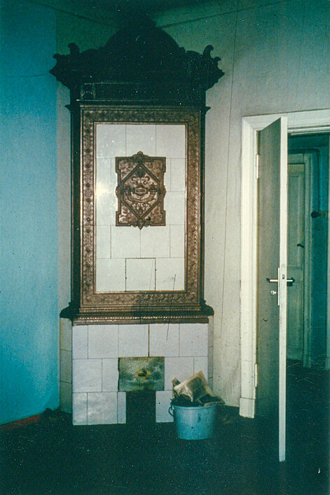 Berlin, 1988 - Ein Kachelofen im Wohnzimmer einer Wohnung im Mietshaus in der Oranienstraße 169 in Berlin Kreuzberg. Foto: Ehemaliger Hausbewohner