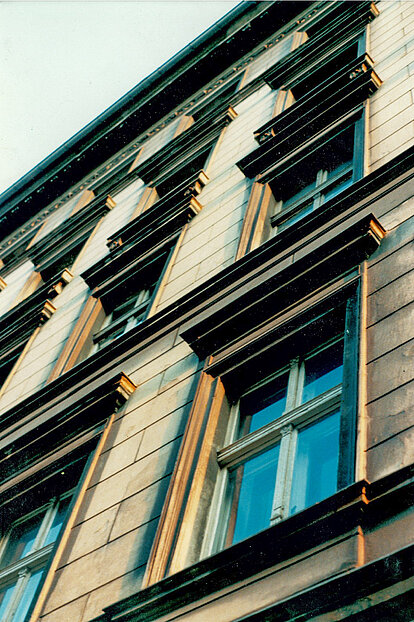 Berlin, 1988 - Fassade des Mietshauses in der Oranienstraße 169 in Berlin Kreuzberg. Foto: Ehemaliger Hausbewohner
