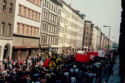 Berlin, 1988 - Demonstration in der Oranienstraße in den 1980ern. Fotografiert aus dem Vorderhaus des Mietshauses in der Oranienstraße 169 in Richtung Adalbertstraße in Berlin Kreuzberg. Foto: Ehemaliger Hausbewohner
