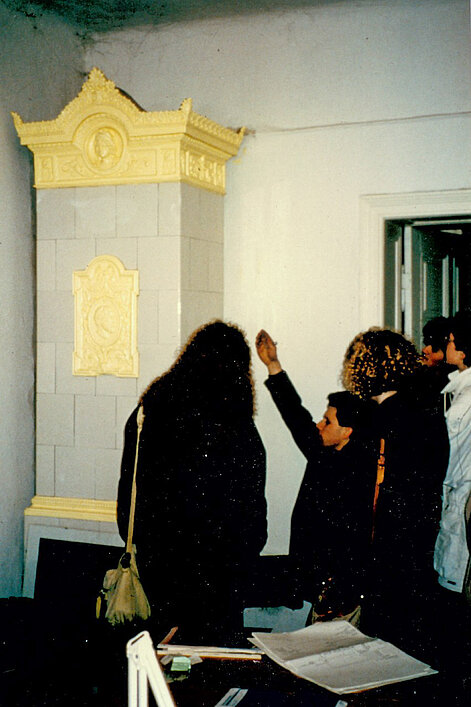 Berlin, 1988 - Ein Kachelofen im Schlafzimmer einer Wohnung im Mietshaus in der Oranienstraße 169 in Berlin Kreuzberg. Foto: Ehemaliger Hausbewohner